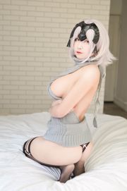 [网 红 Coser] Xuan-KaYa "Áo len hở lưng"